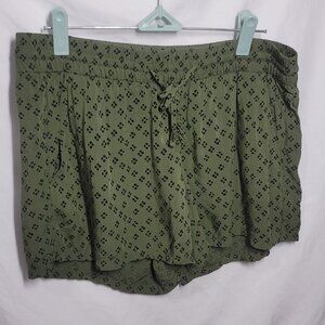 Old Navy dark olive green drawstring shorts Size M